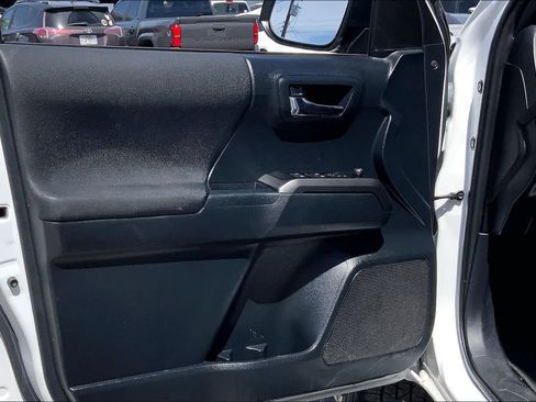 Used 2018 Toyota Tacoma TRD Sport w/ Technology Package image 21