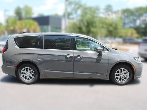 Used 2023 Chrysler Pacifica Touring-L FWD image 17
