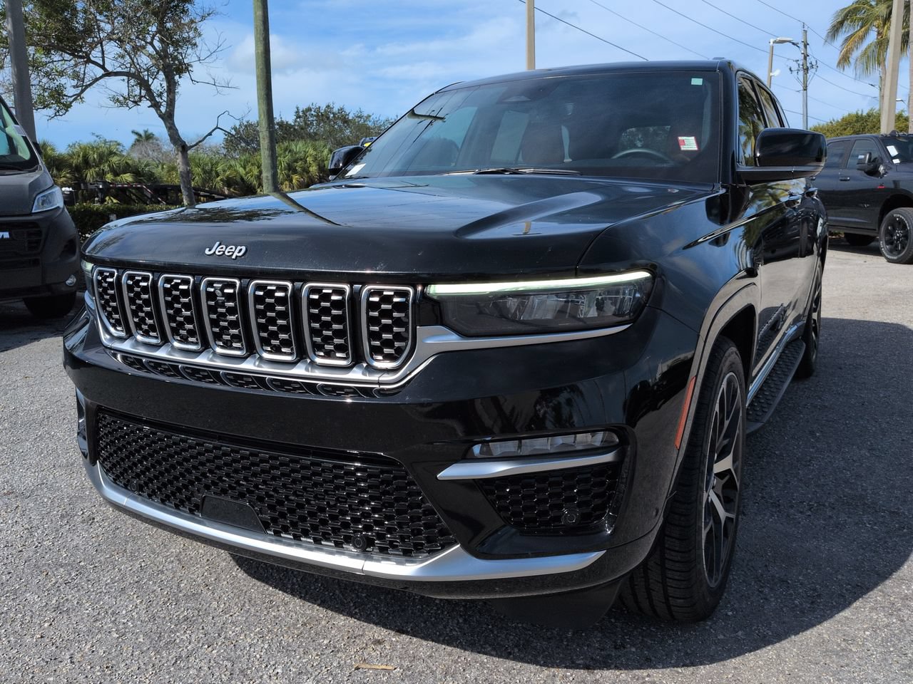Used 2022 Jeep Grand Cherokee Summit AWD/4WD image 9