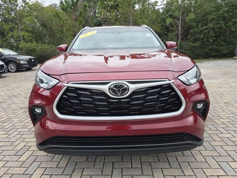 Used 2024 Toyota Highlander XLE image 2