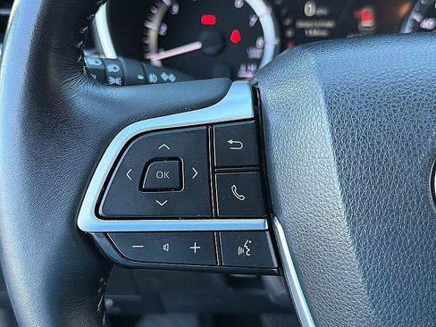 Used 2023 Toyota Highlander XLE AWD/4WD image 17