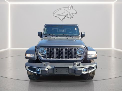 Used 2025 Jeep Gladiator Sport AWD/4WD image 7