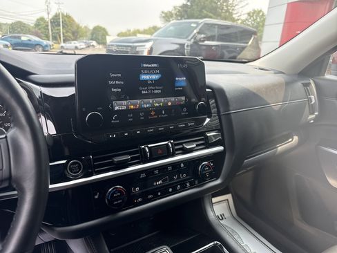 Used 2023 Nissan Pathfinder SL image 6