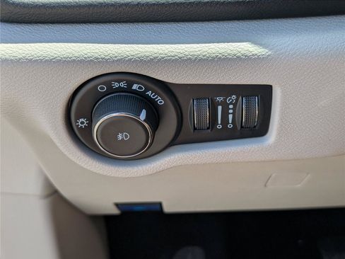 Used 2023 Chrysler Pacifica Touring-L FWD image 21