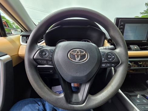 Used 2021 Toyota RAV4 XLE w/ Convenience Package FWD image 9