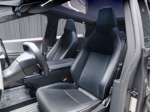 Used 2024 Tesla Cybertruck AWD Crew Cab image 35