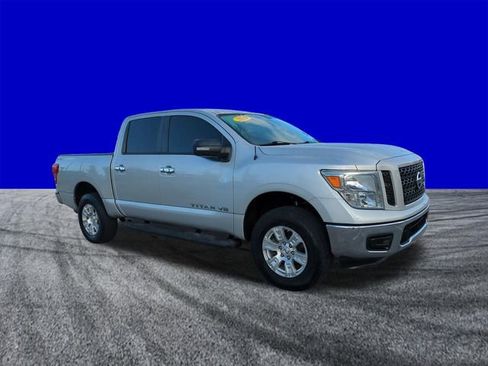 Used 2019 Nissan Titan SV image 2