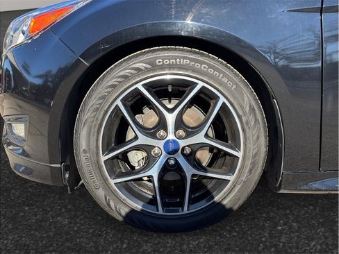 Used 2016 Ford Focus SE w/ SE Sport Package image 12
