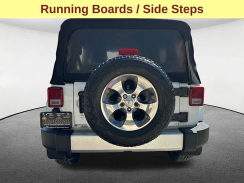 Used 2017 Jeep Wrangler Unlimited Sahara w/ Connectivity Group AWD/4WD image 12