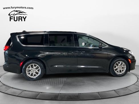 Used 2023 Chrysler Pacifica Touring-L FWD image 3