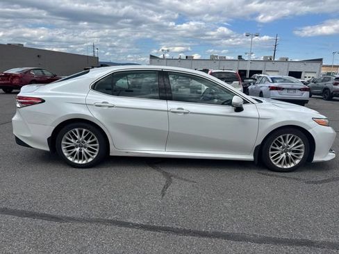Used 2019 Toyota Camry XLE w/ Navigation Package FWD image 4