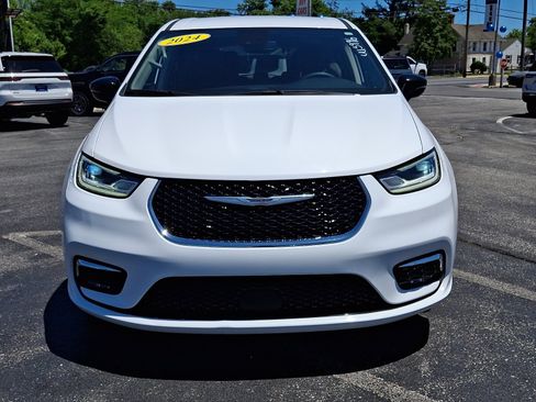 Used 2024 Chrysler Pacifica Touring-L FWD image 2