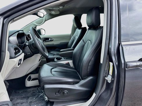 Used 2023 Chrysler Pacifica Touring-L FWD image 20