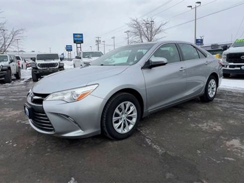 Used 2017 Toyota Camry LE image 4