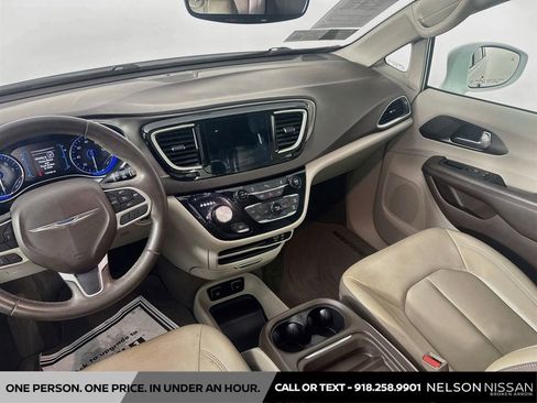 Used 2017 Chrysler Pacifica Touring-L FWD image 23