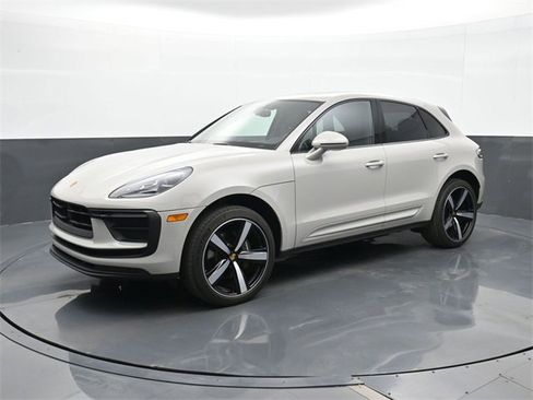 Certified 2023 Porsche Macan image 1