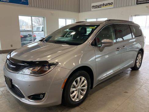 Used 2018 Chrysler Pacifica Touring-L w/ Advanced Safetytec Group image 1