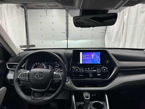Used 2025 Toyota Highlander XLE image 16