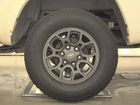 Used 2017 Toyota Tacoma SR5 image 12