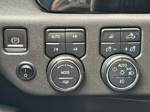Used 2023 Chevrolet Silverado 1500 LT Trail Boss w/ LT Trail Boss Premium Package AWD/4WD image 36