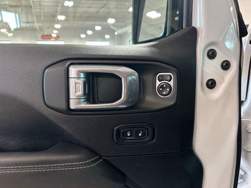 Used 2022 Jeep Wrangler Unlimited Sahara image 12