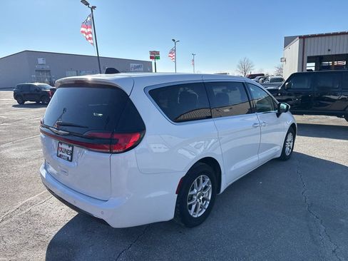 Used 2023 Chrysler Pacifica Touring-L FWD image 11