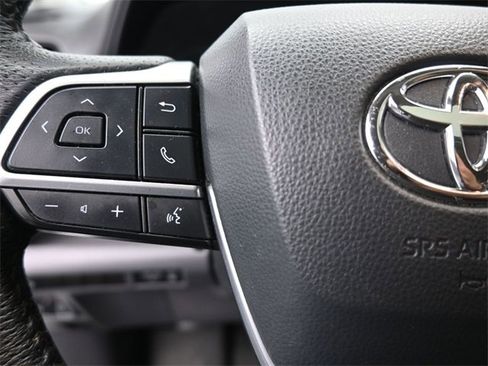 Used 2021 Toyota Sienna Limited image 2