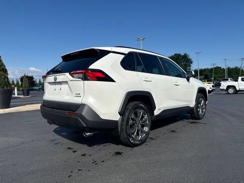 Used 2022 Toyota RAV4 XLE Premium AWD/4WD image 7