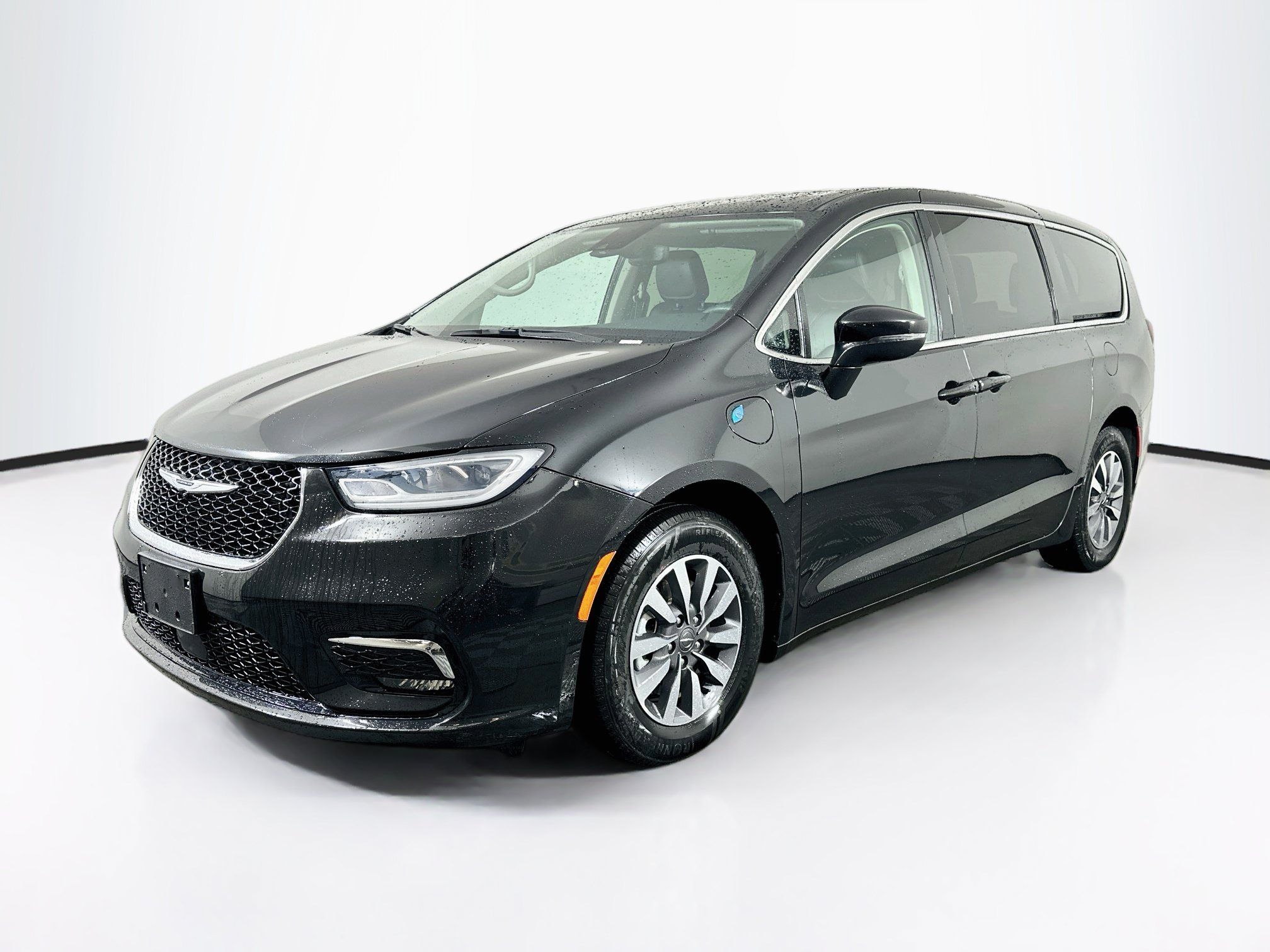 Used 2023 Chrysler Pacifica Touring-L FWD image 3