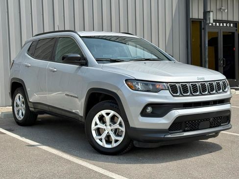 Used 2024 Jeep Compass Latitude AWD/4WD image 3