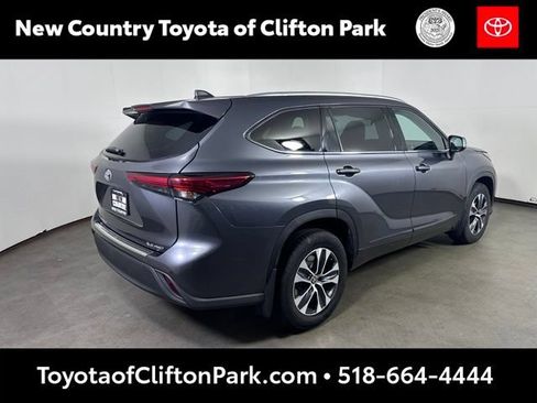 Used 2020 Toyota Highlander XLE AWD/4WD image 3