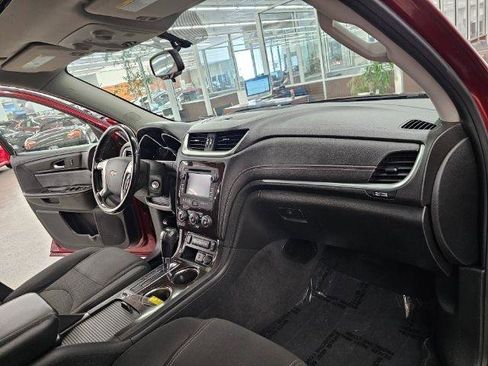 Used 2015 Chevrolet Traverse LT w/ Style and Technology Package FWD image 8