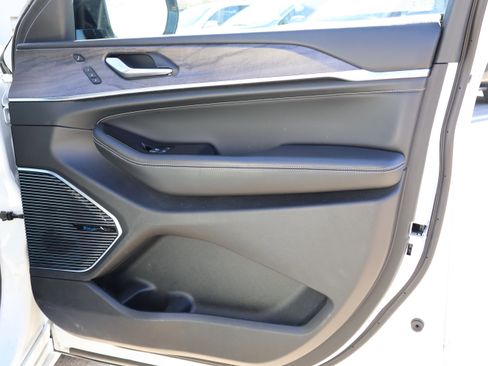 Used 2022 Jeep Grand Cherokee Overland w/ Advanced Protech Group III image 10