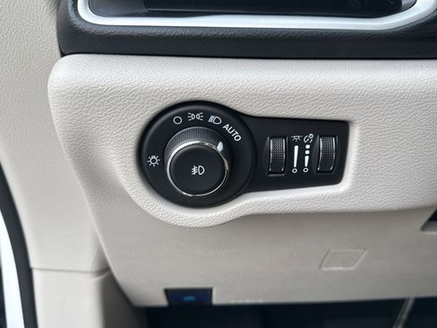 Used 2023 Chrysler Pacifica Touring-L image 32