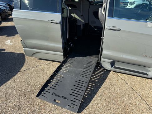 Used 2022 Chrysler Pacifica Touring-L image 6