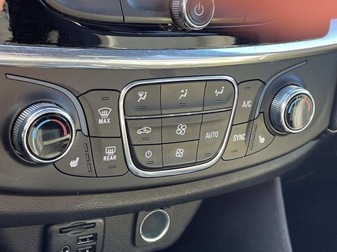 Used 2023 Chevrolet Traverse LT w/ LT Premium Package image 24