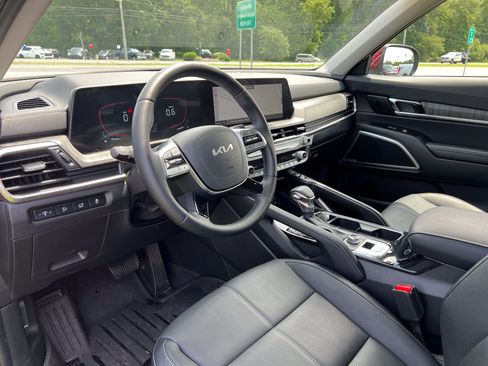 Used 2024 Kia Telluride EX w/ EX Captain's Chair Package AWD/4WD image 18