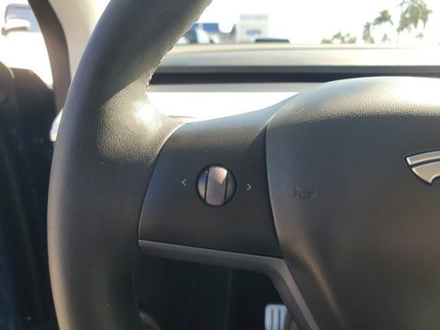 Used 2023 Tesla Model Y Performance image 10