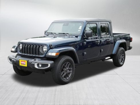 Used 2025 Jeep Gladiator Sport AWD/4WD image 3