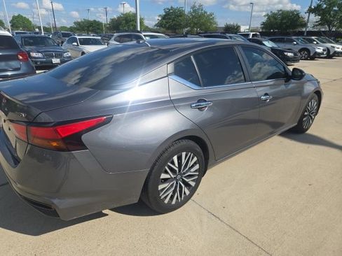 Used 2024 Nissan Altima 2.5 SV image 3