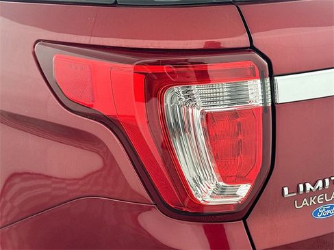 Used 2018 Ford Explorer Limited image 25