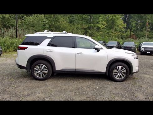 Used 2025 Nissan Pathfinder SL AWD/4WD image 9