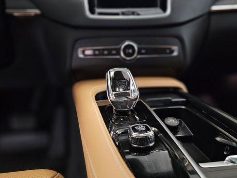 Certified 2024 Volvo XC90 T8 Ultimate w/ Protection Package Premier image 28