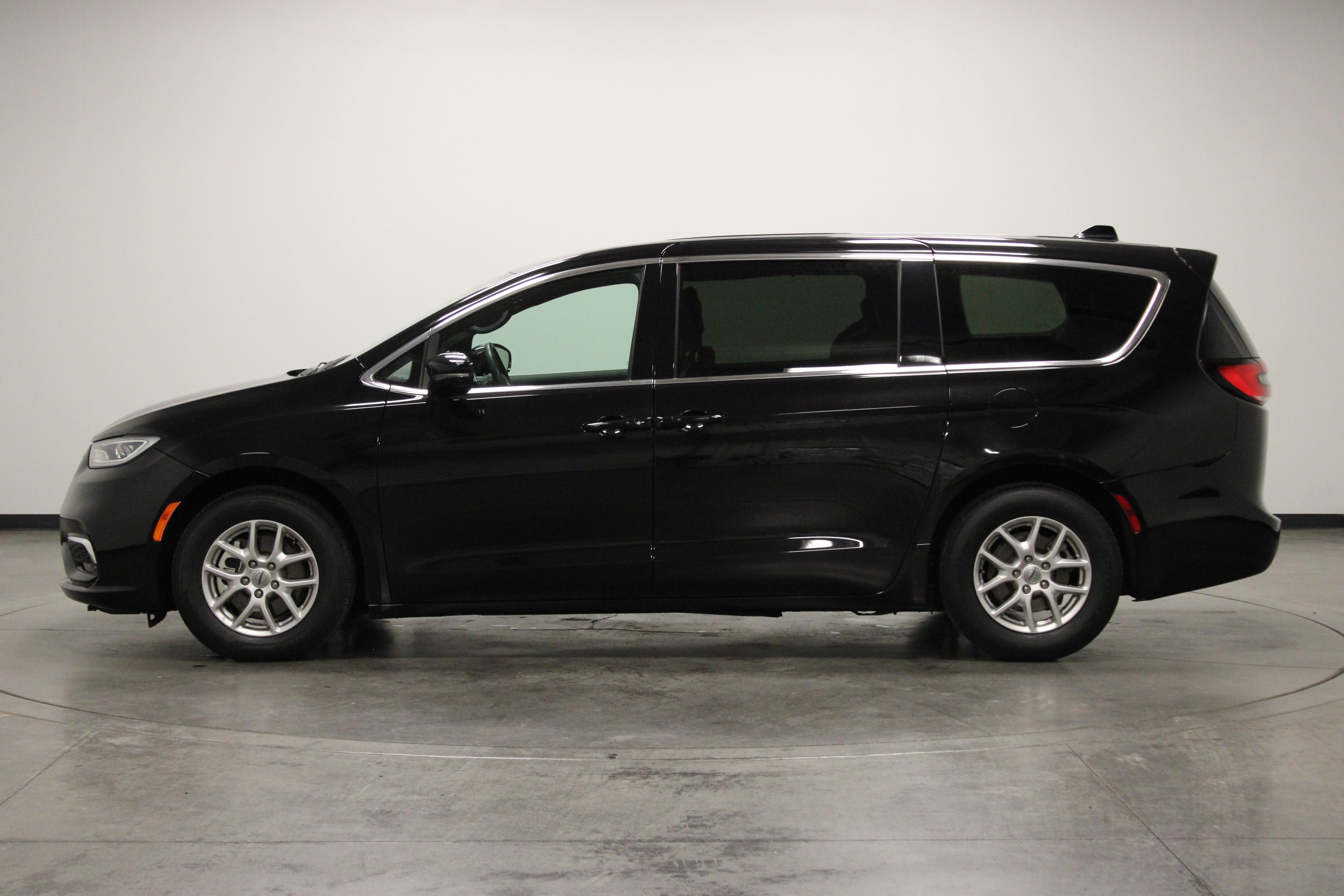 Used 2025 Chrysler Pacifica Select FWD image 5