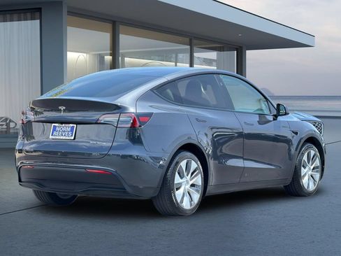 Used 2024 Tesla Model Y Long Range AWD/4WD image 4