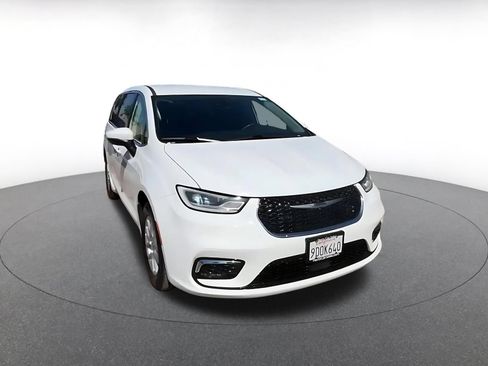 Used 2023 Chrysler Pacifica Touring-L FWD image 3