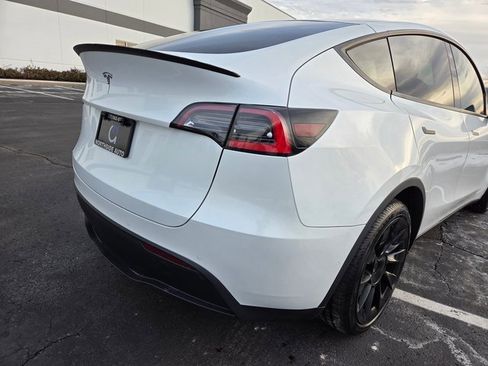 Used 2020 Tesla Model Y Long Range image 9