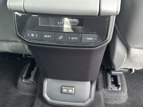 Used 2024 Toyota Highlander XLE image 11