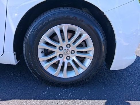Used 2012 Toyota Sienna XLE w/ Entertainment Pkg FWD image 5