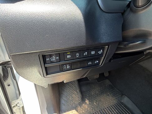 Used 2022 Toyota Tundra SR5 w/ SR5 Convenience Package AWD/4WD image 25